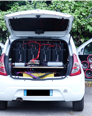Clio modifiée par Caraudio 83